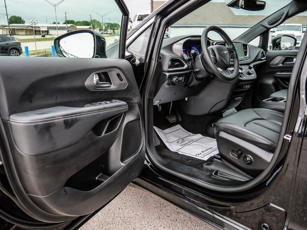 2025 Chrysler Pacifica Select