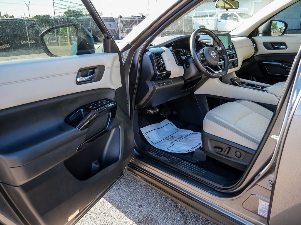 2022 Nissan Pathfinder SV