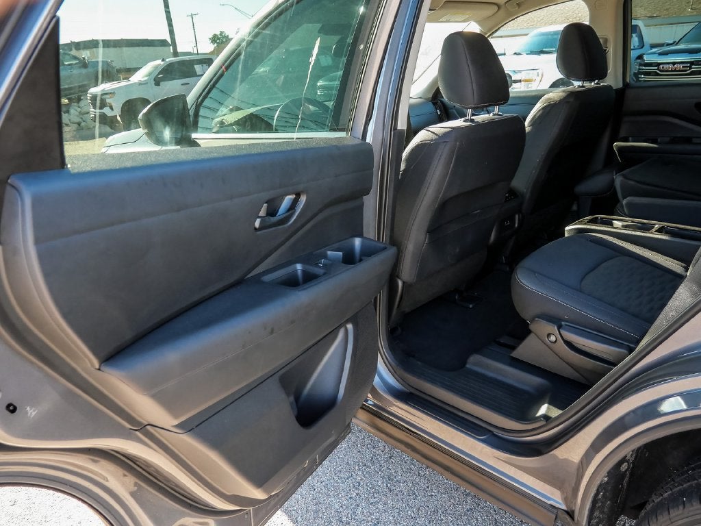 2025 Nissan Pathfinder SV