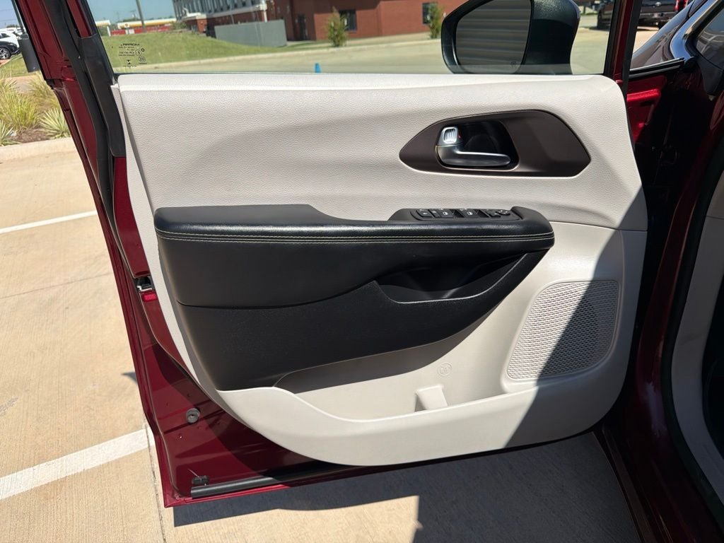 2020 Chrysler Voyager L 7 Passenger