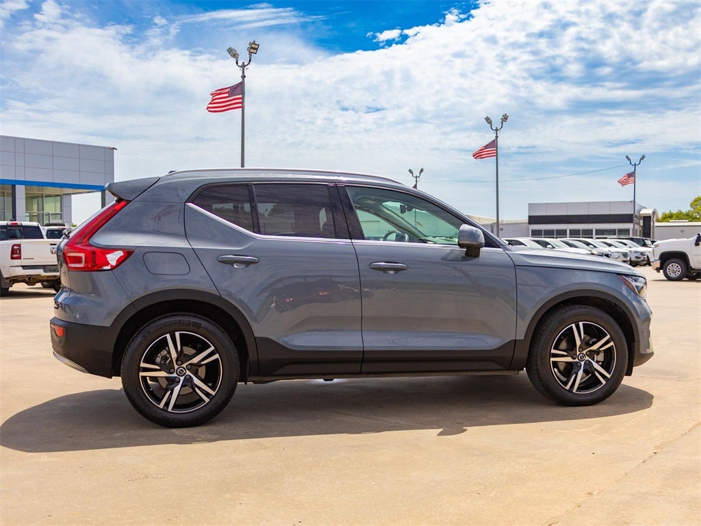 2023 Volvo XC40 B5 Plus Bright Theme