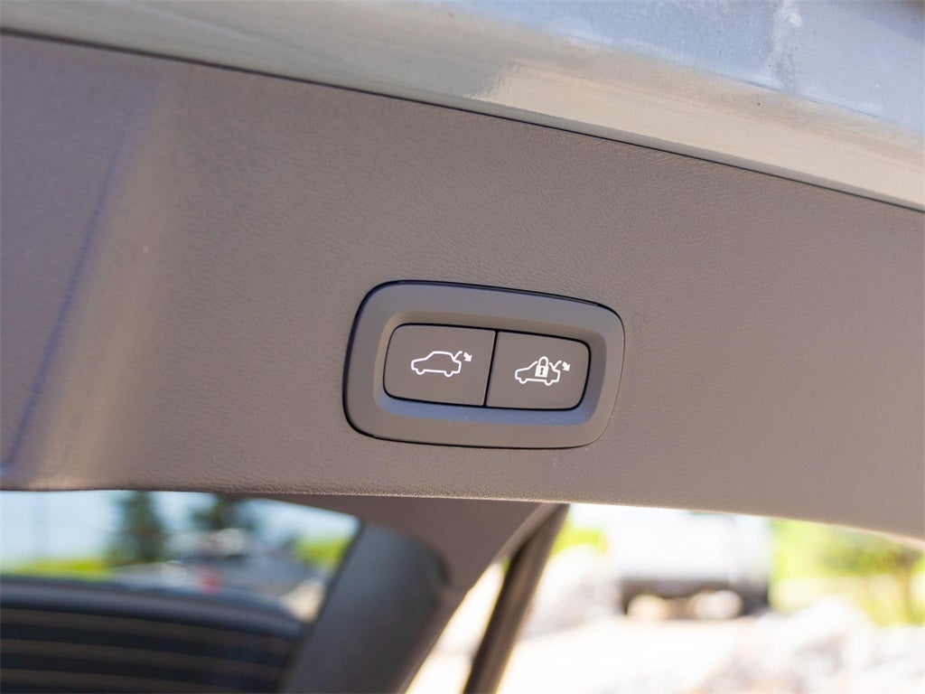 2023 Volvo XC40 B5 Plus Bright Theme