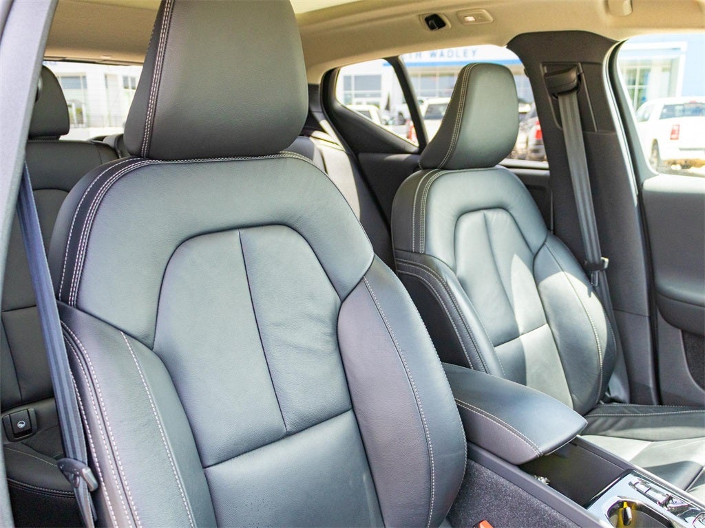 2023 Volvo XC40 B5 Plus Bright Theme