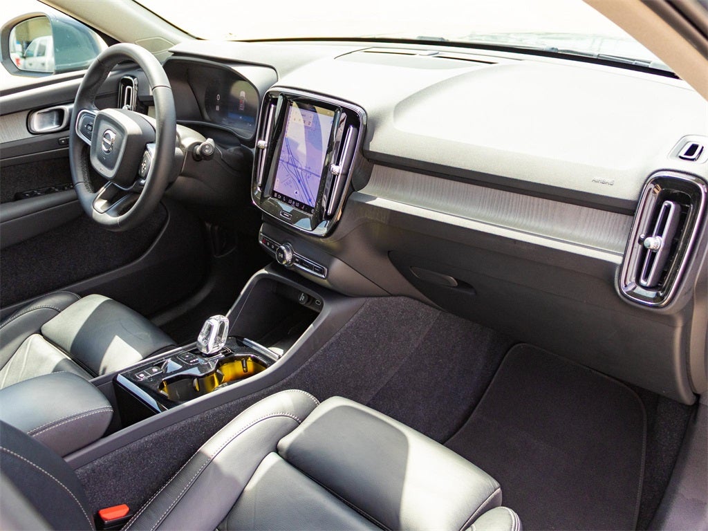 2023 Volvo XC40 B5 Plus Bright Theme