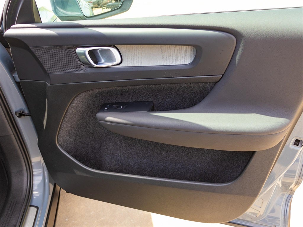 2023 Volvo XC40 B5 Plus Bright Theme