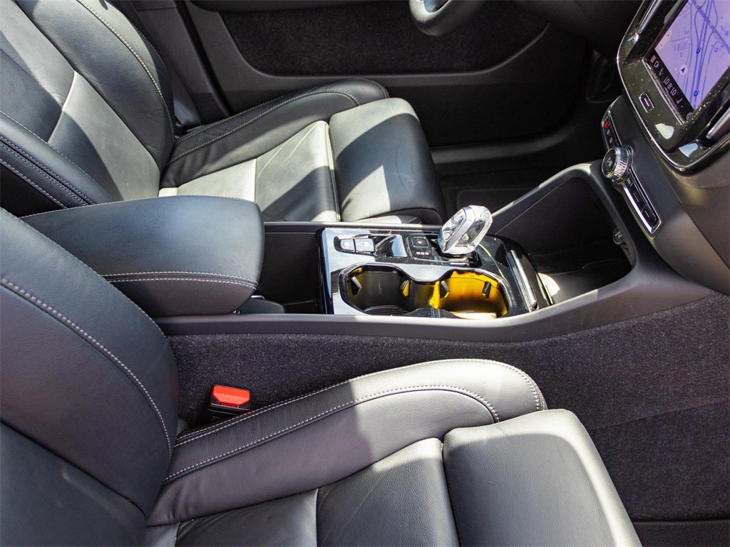 2023 Volvo XC40 B5 Plus Bright Theme