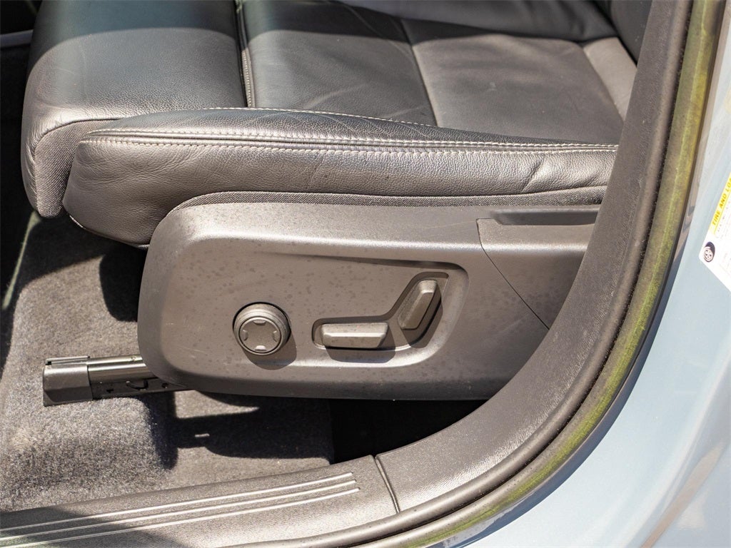 2023 Volvo XC40 B5 Plus Bright Theme