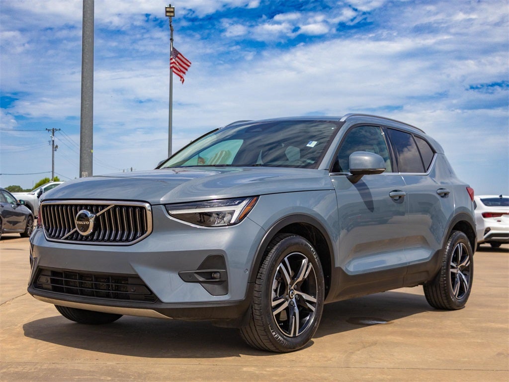 2023 Volvo XC40 B5 Plus Bright Theme